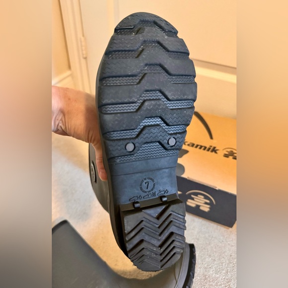 Women/girls rain boots, size 7. Brand:Kamik. Like new condition. With the box. - Picture 3 of 6